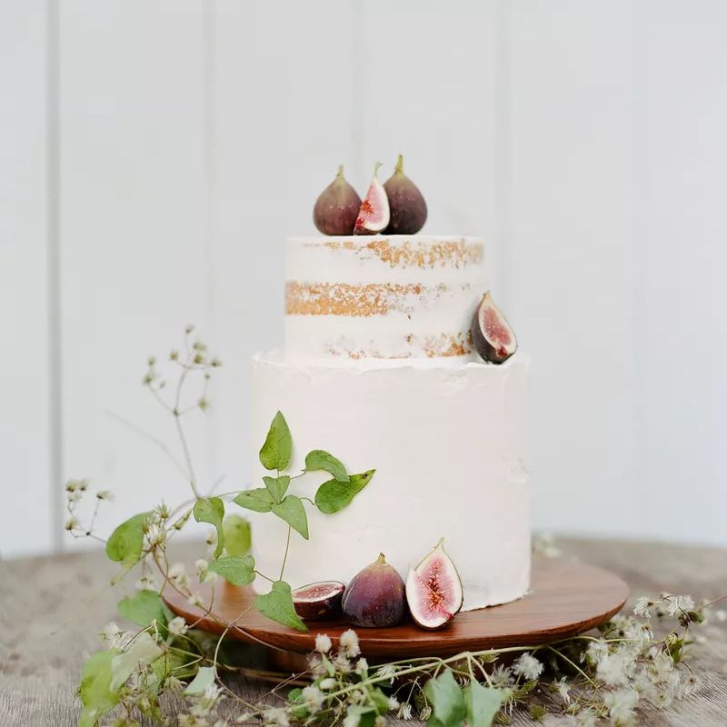 有无花果和绿叶的裸体蛋糕