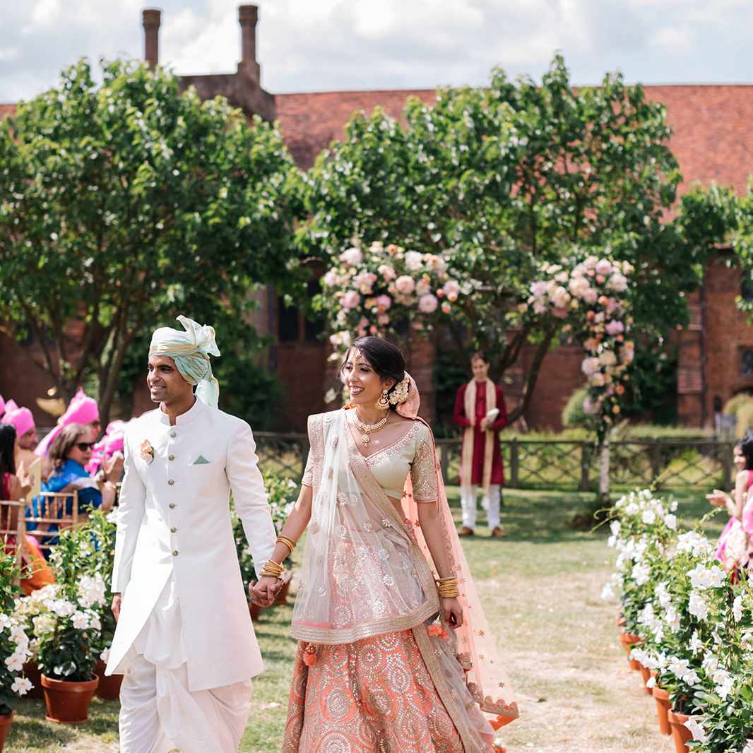 新娘和新郎走过道