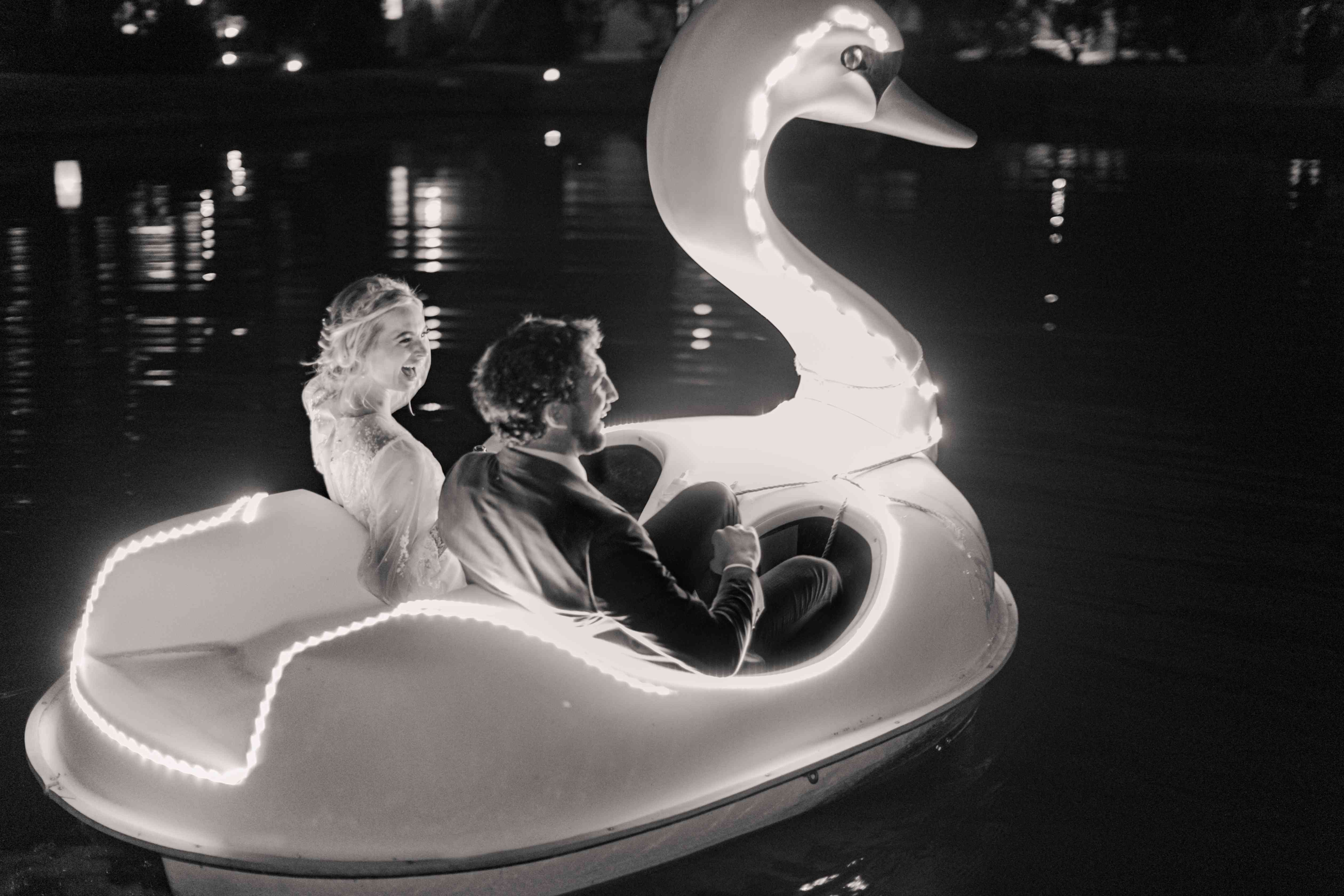 天鹅游艇上的情侣