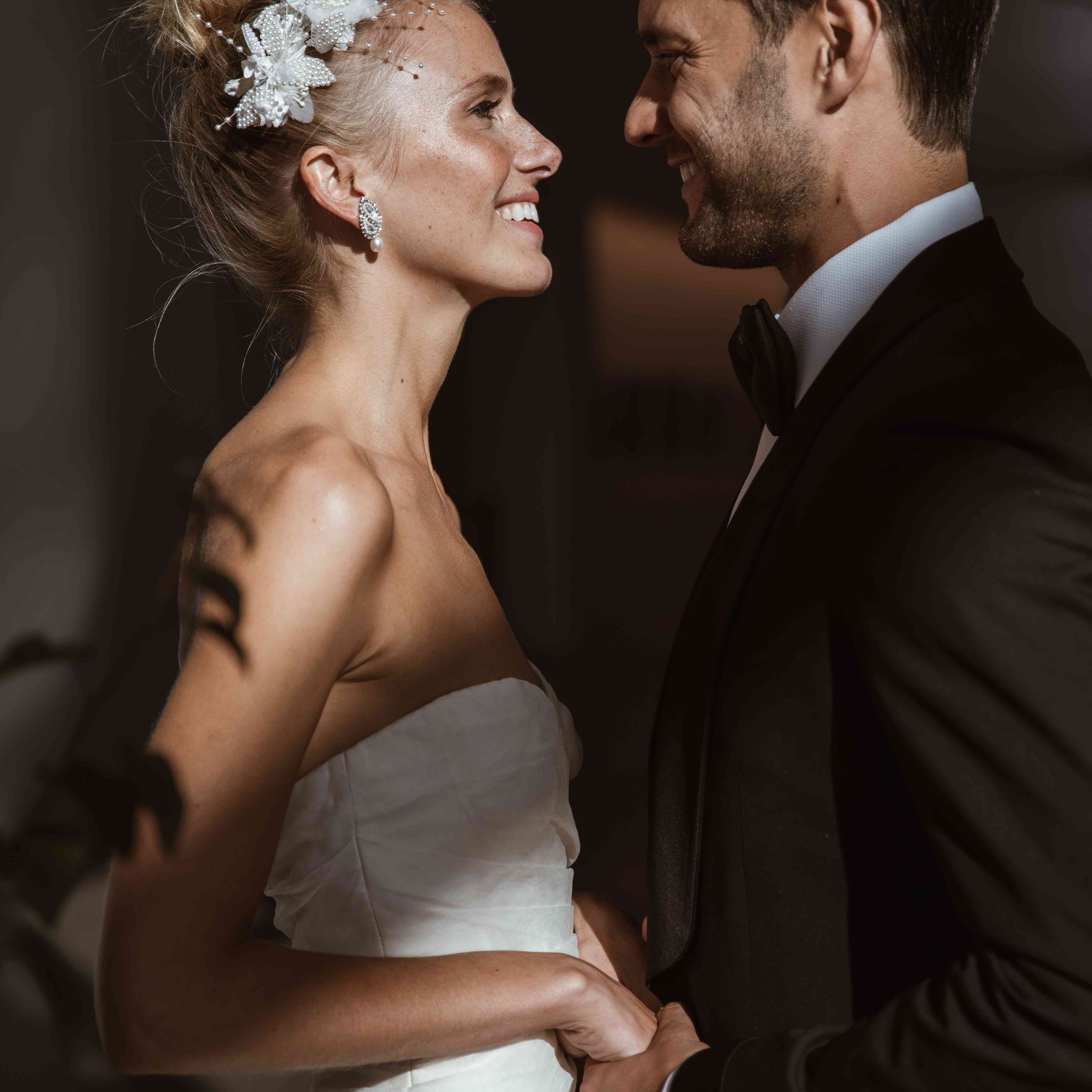 新娘和新郎看着对方