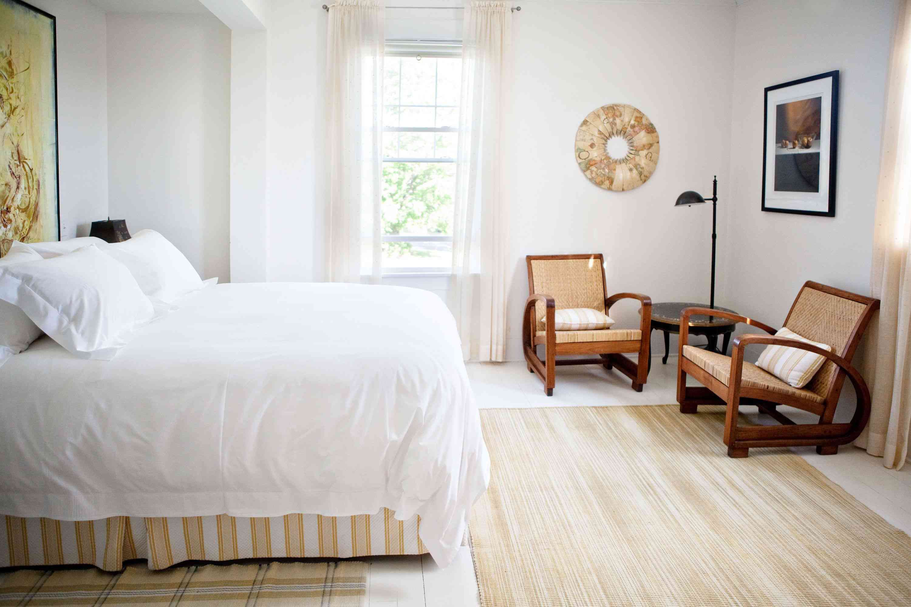 白色酒店房间，床和木制躺椅