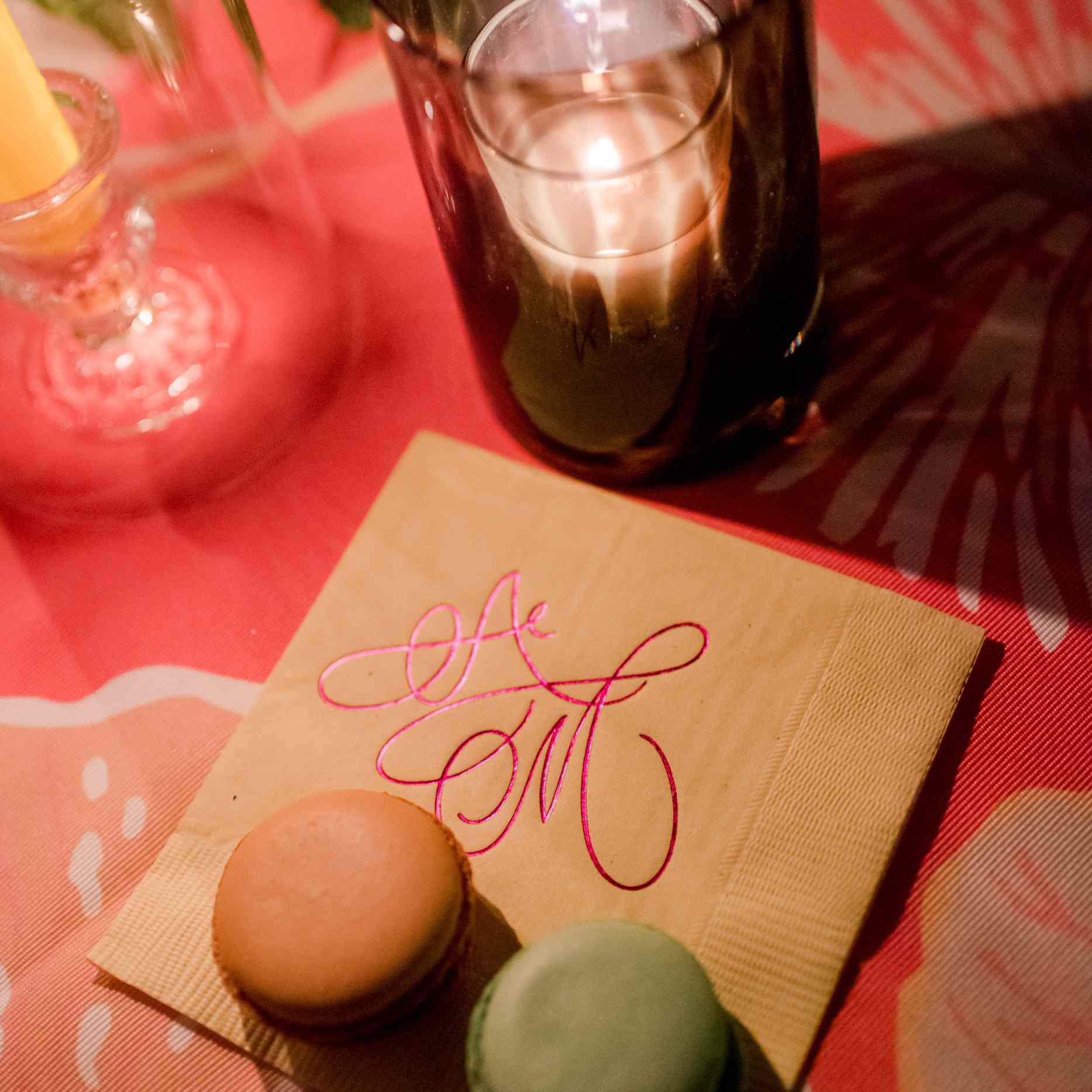 鸡尾酒餐巾纸配马卡龙