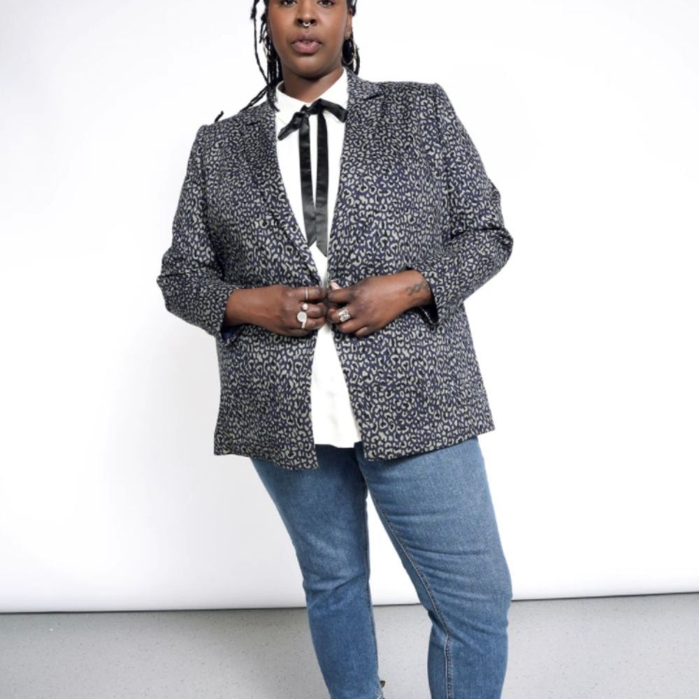 性别中性时尚服装“class=