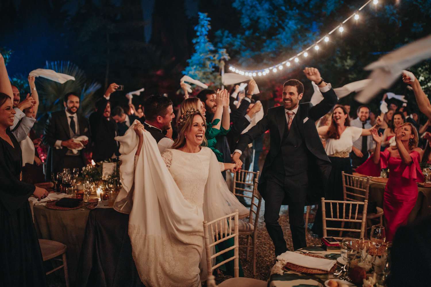 <p>前台跳舞的新娘和客人<br> <br> <br>