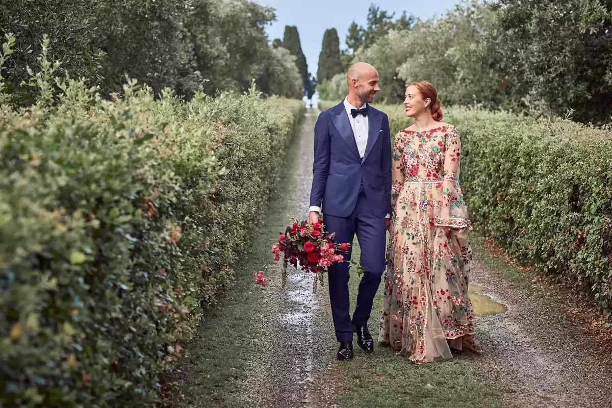 在花园里散步的夫妇