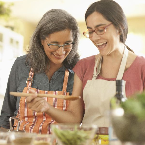 老女人和年轻女人一起做饭