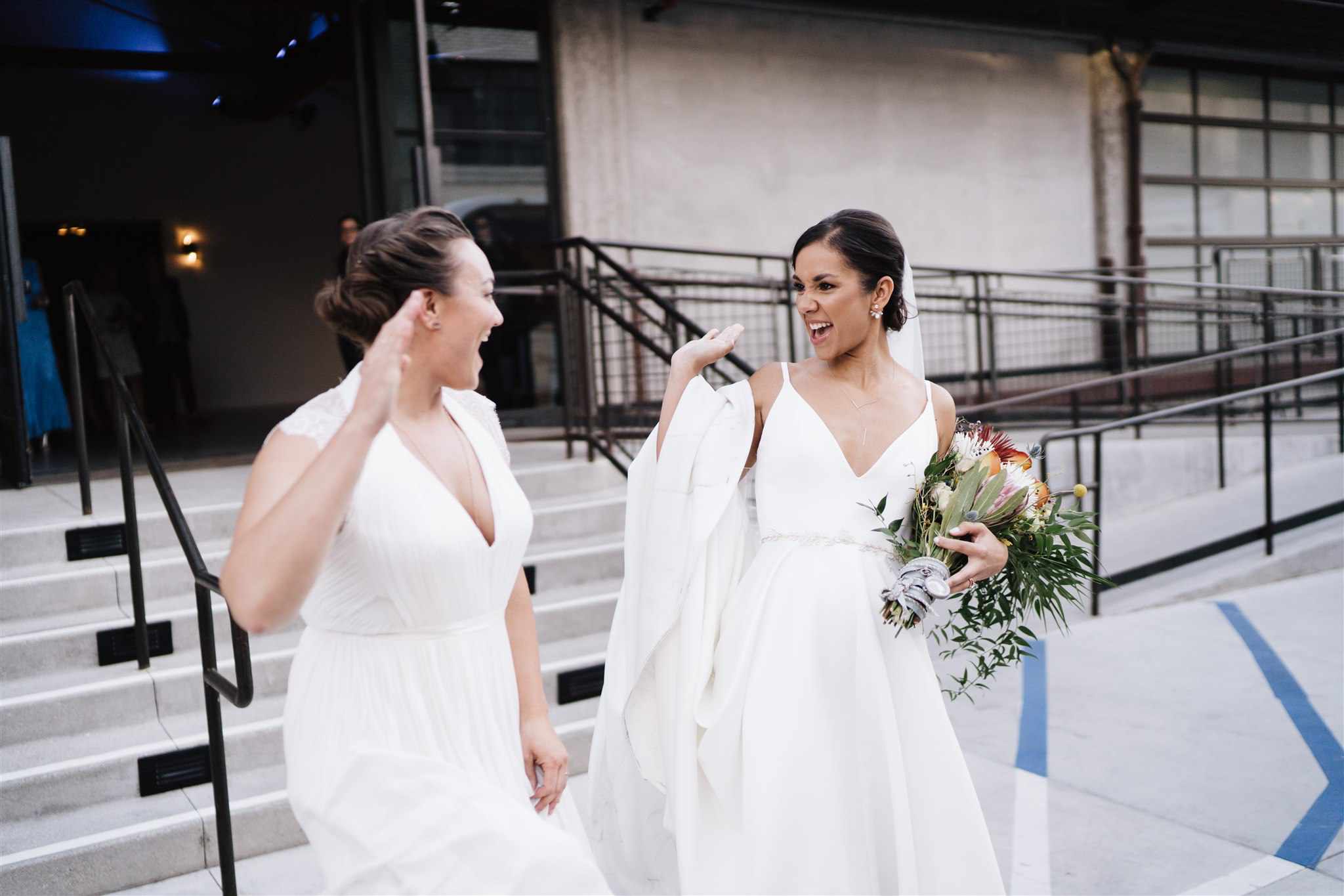 两个新娘hi-fiving