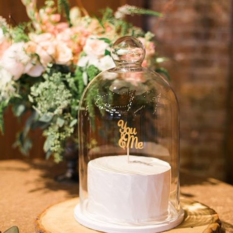 单一层次的白色结婚蛋糕完整的激光切割蛋糕礼帽