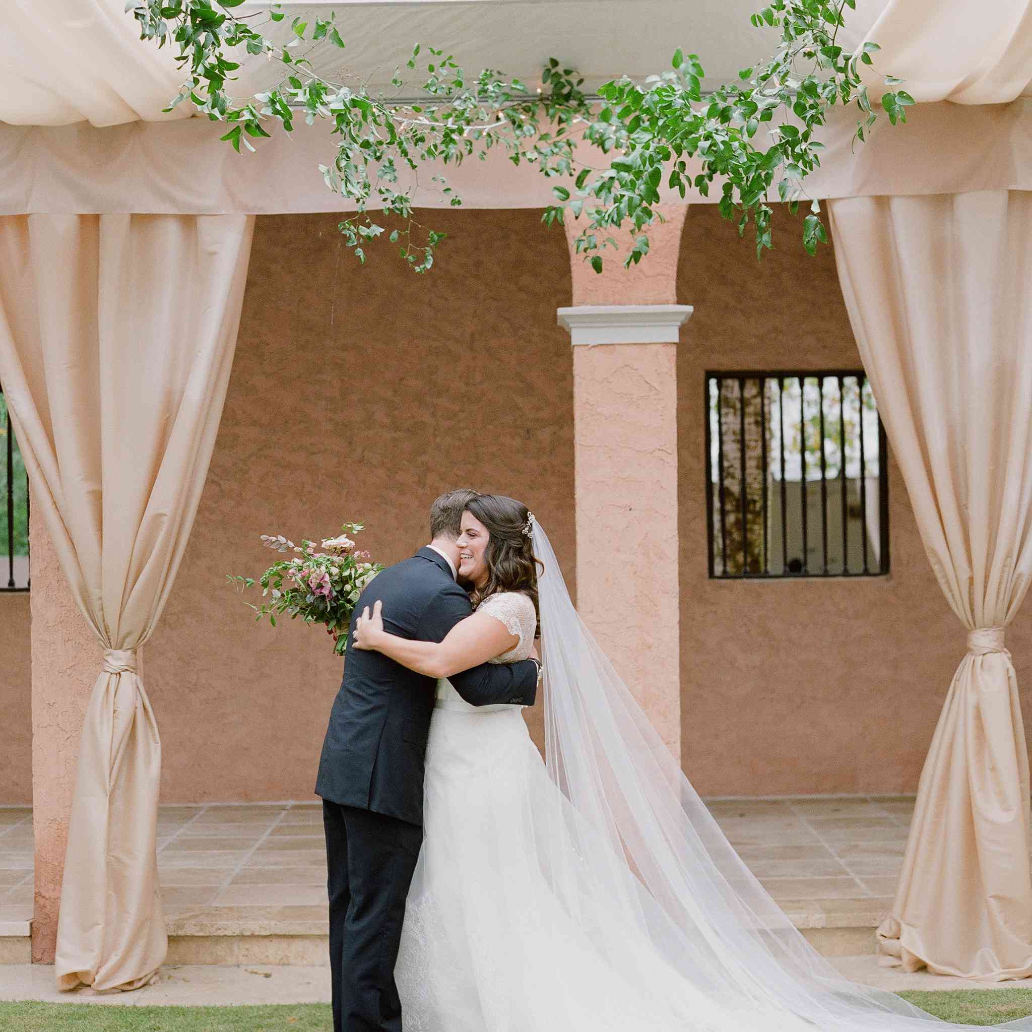 新娘和新郎拥抱