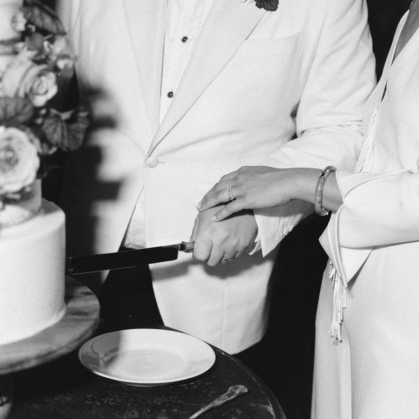 夫妻切结婚蛋糕。