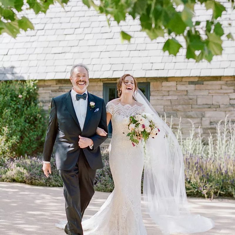 女儿和继父走在人行道上