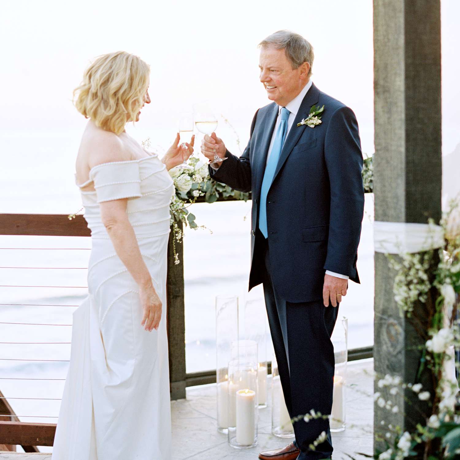 亲密加州婚礼，新娘和新郎叮当响的酒杯