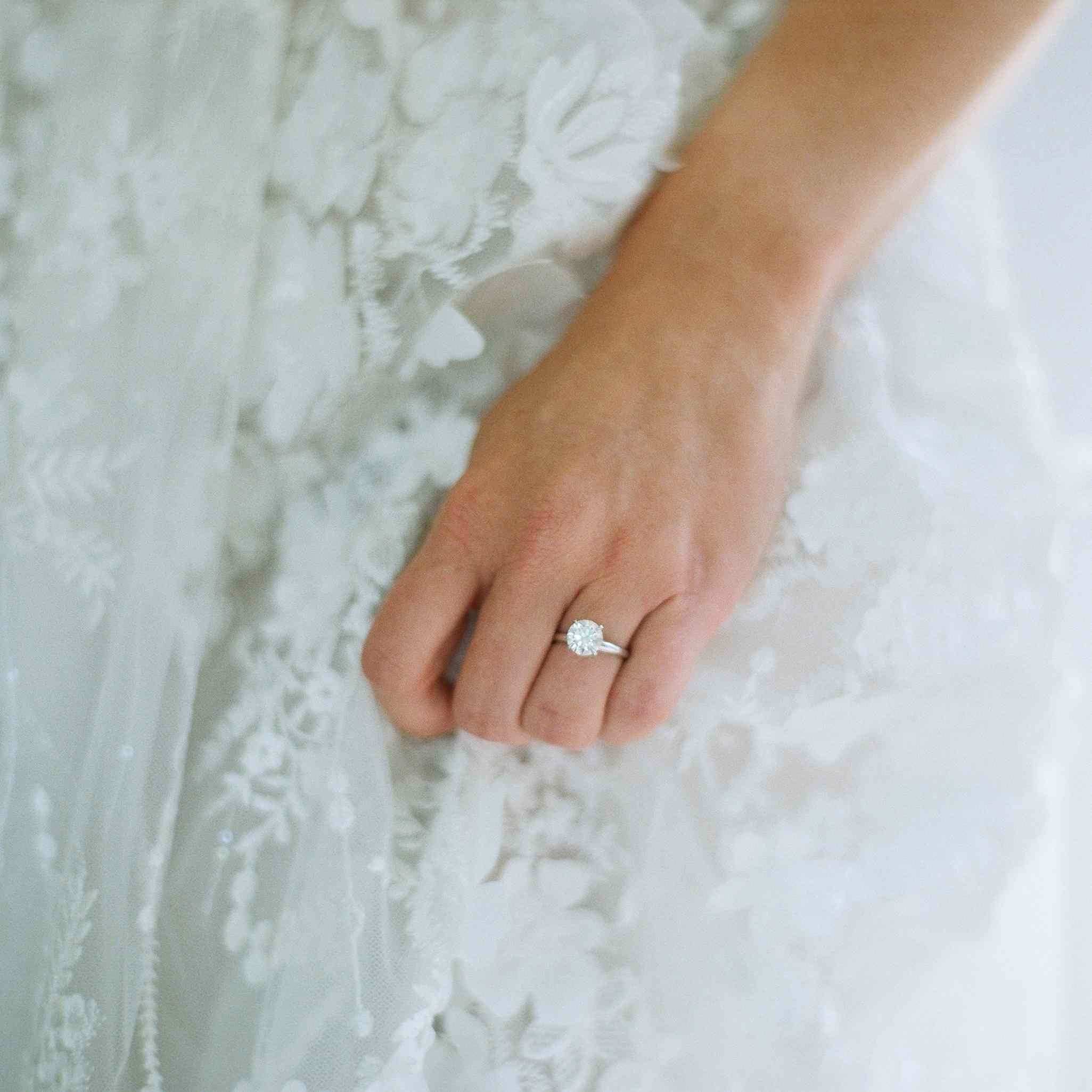 新娘戴着圆切的订婚戒指ld乐动官网