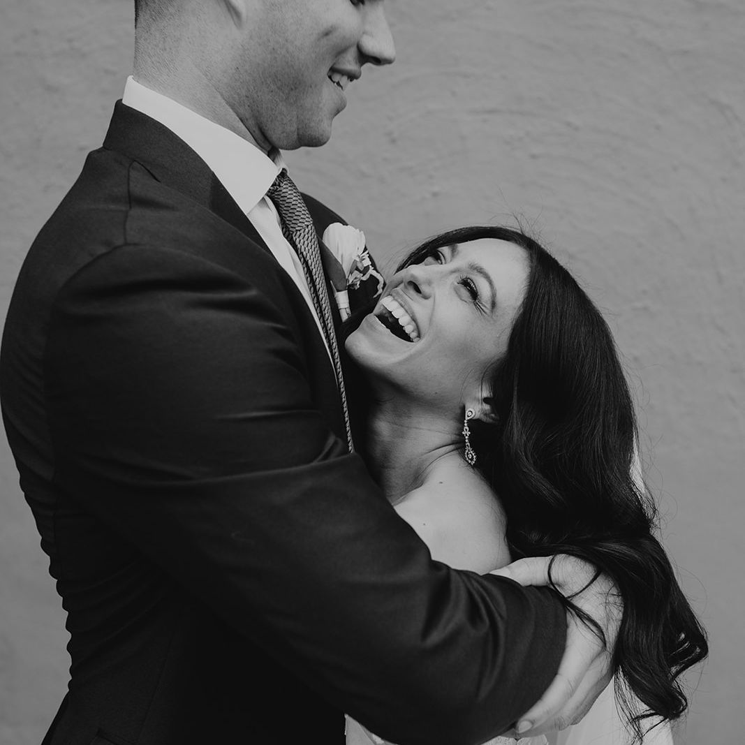 新娘和新郎laughing