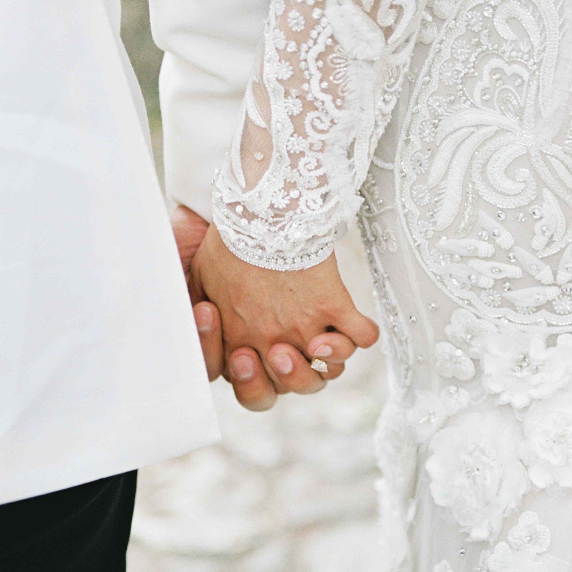 新娘和新郎手牵着手