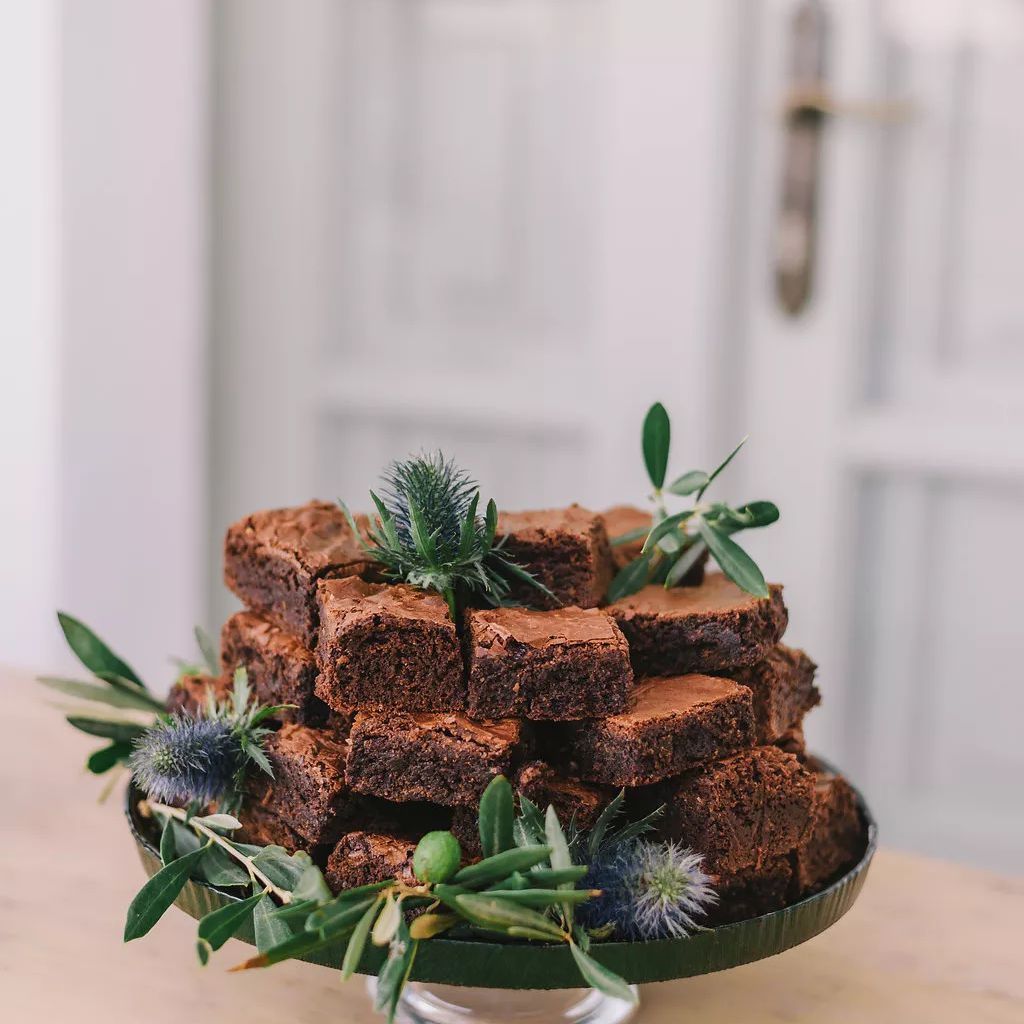 巧克力蛋糕和鲜花