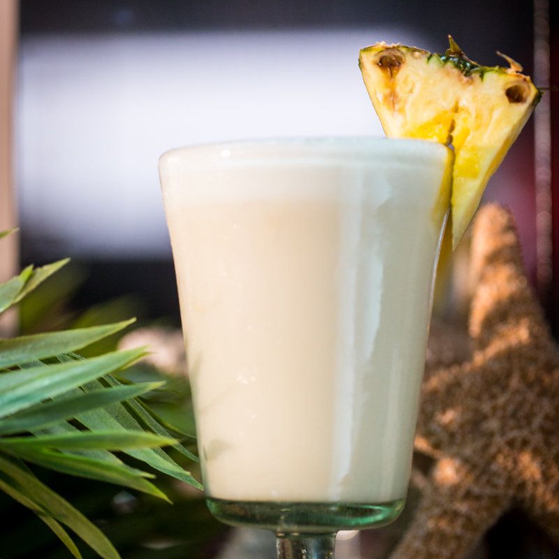 采购产品酒精，招牌鸡尾酒，饮料，玻璃杯，热带饮料，菠萝，朗姆酒，装饰