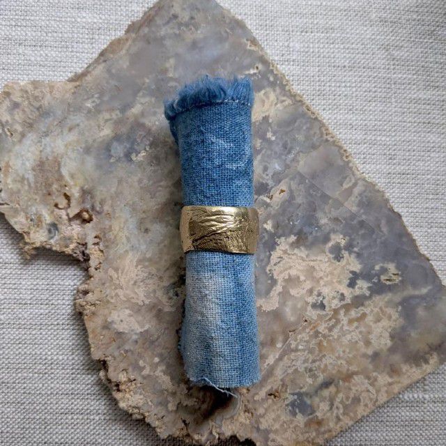 粗糙的烟雾 - 纹理黄铜雪茄乐队