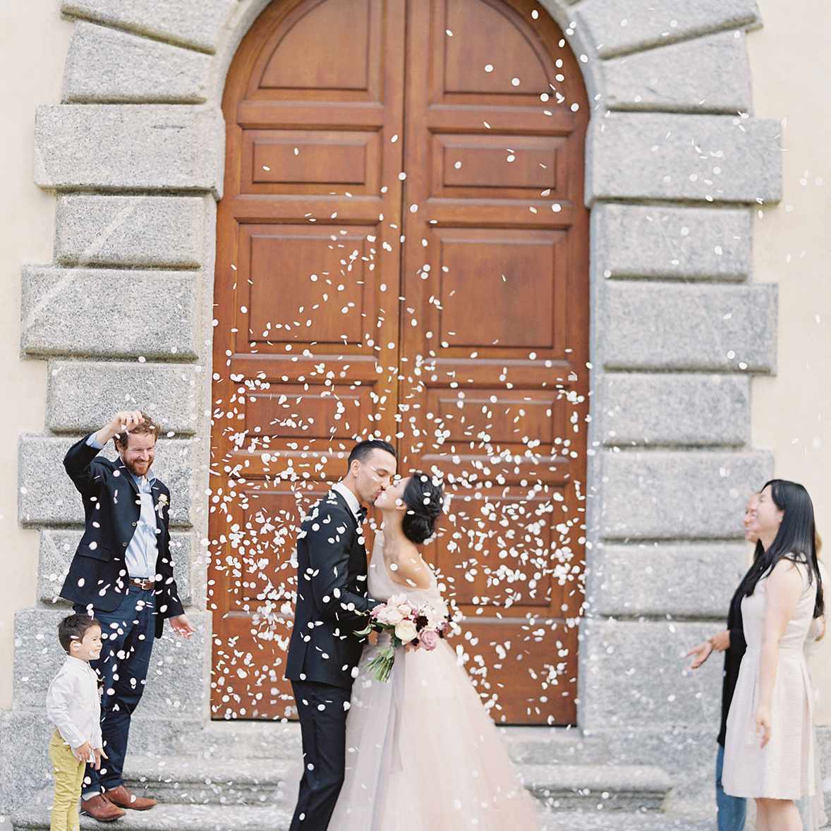 新娘和新郎接吻