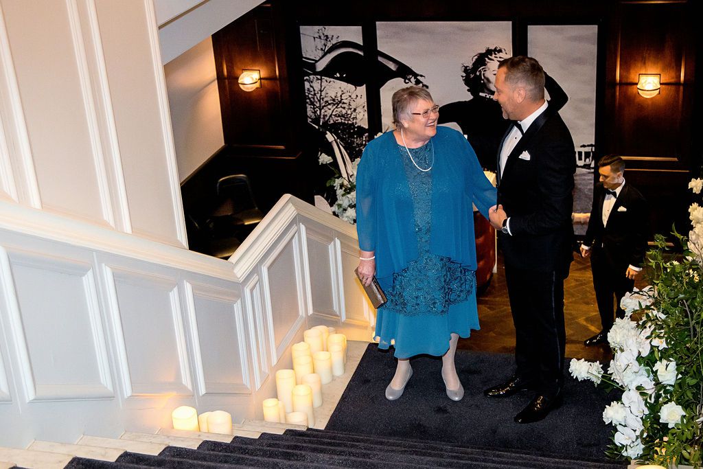 新郎扶着母亲通过