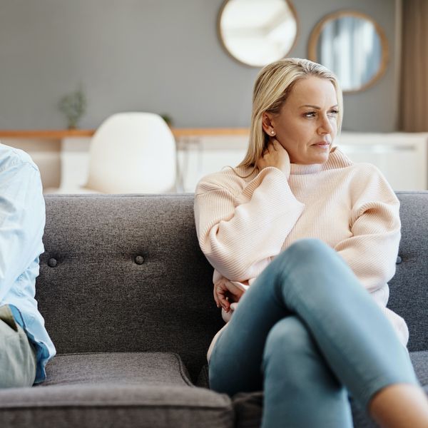 女人坐在沙发上