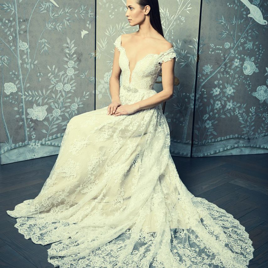 由传奇人物Romona Keveza设计的蕾丝露肩婚纱