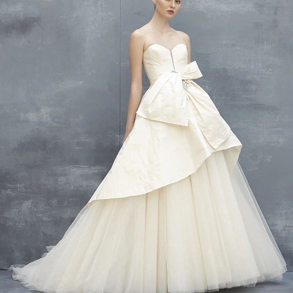 模型在白色丝绸塔夫绸和薄纱球礼服