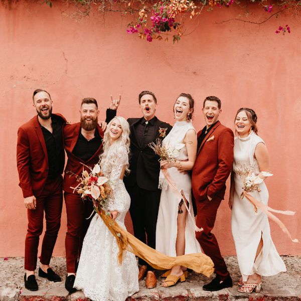 新娘和新郎在婚宴上拍照