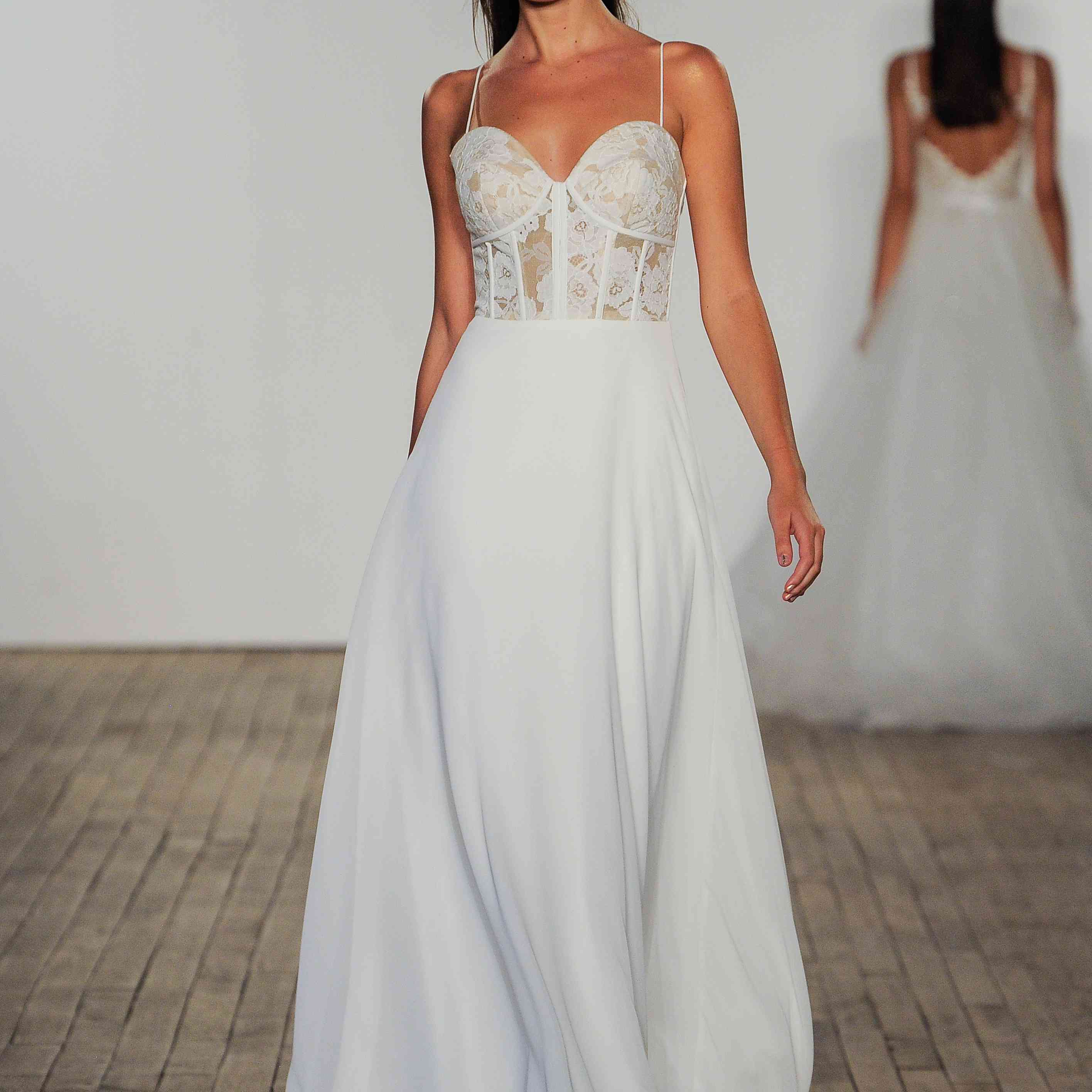 由海莉·佩奇设计的腮红婚纱