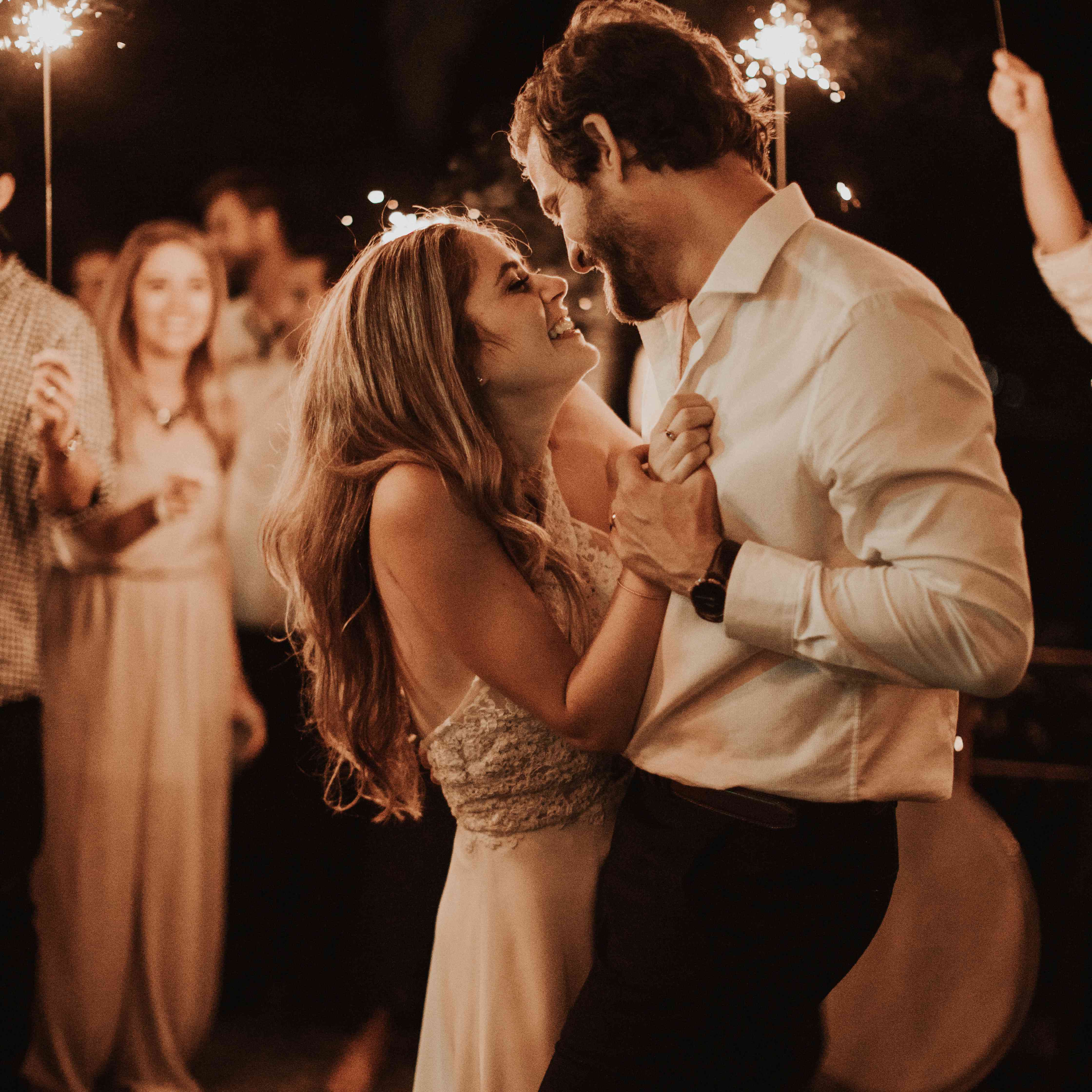 新娘和新郎跳第一支舞