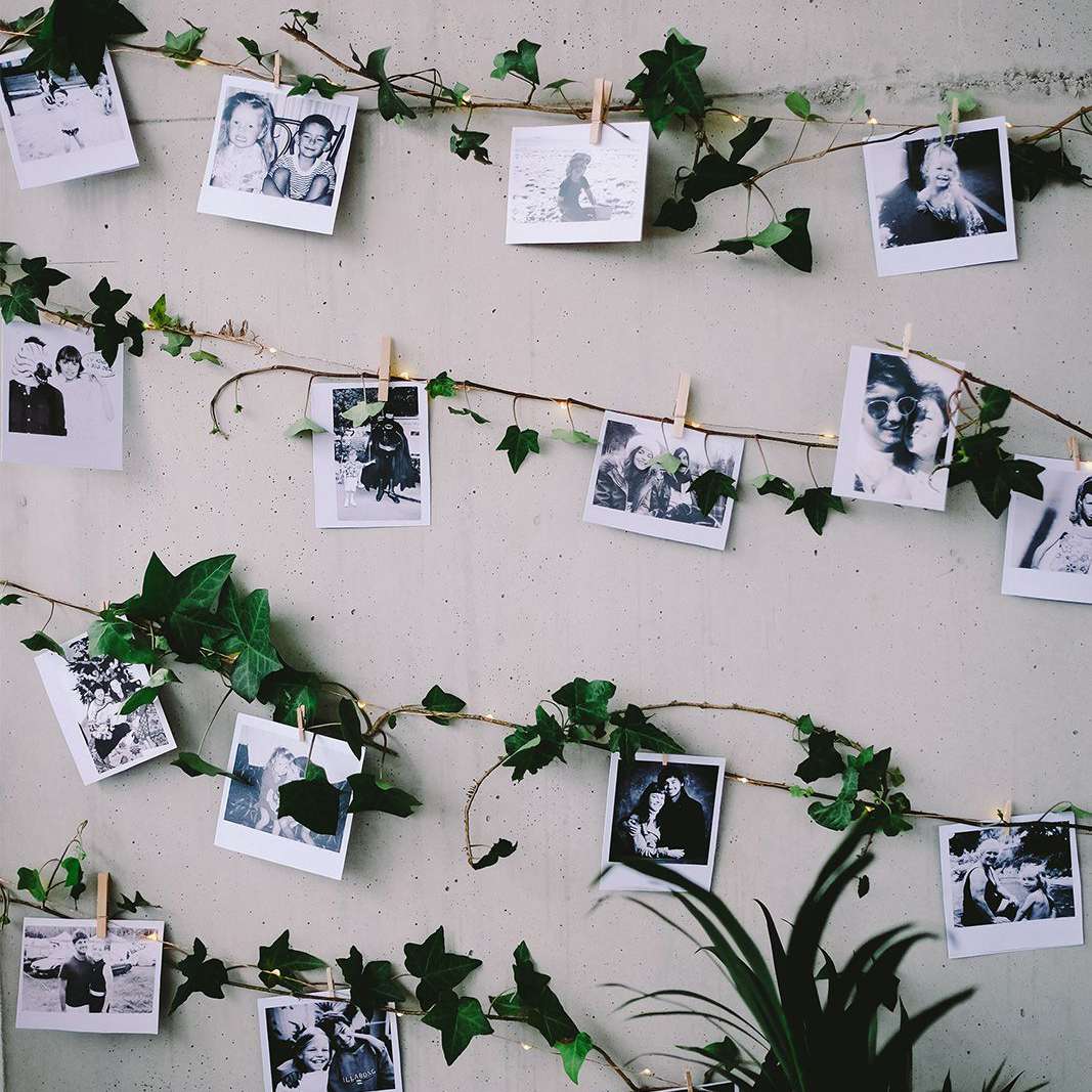 作为孩子的新婚夫妇照片墙壁