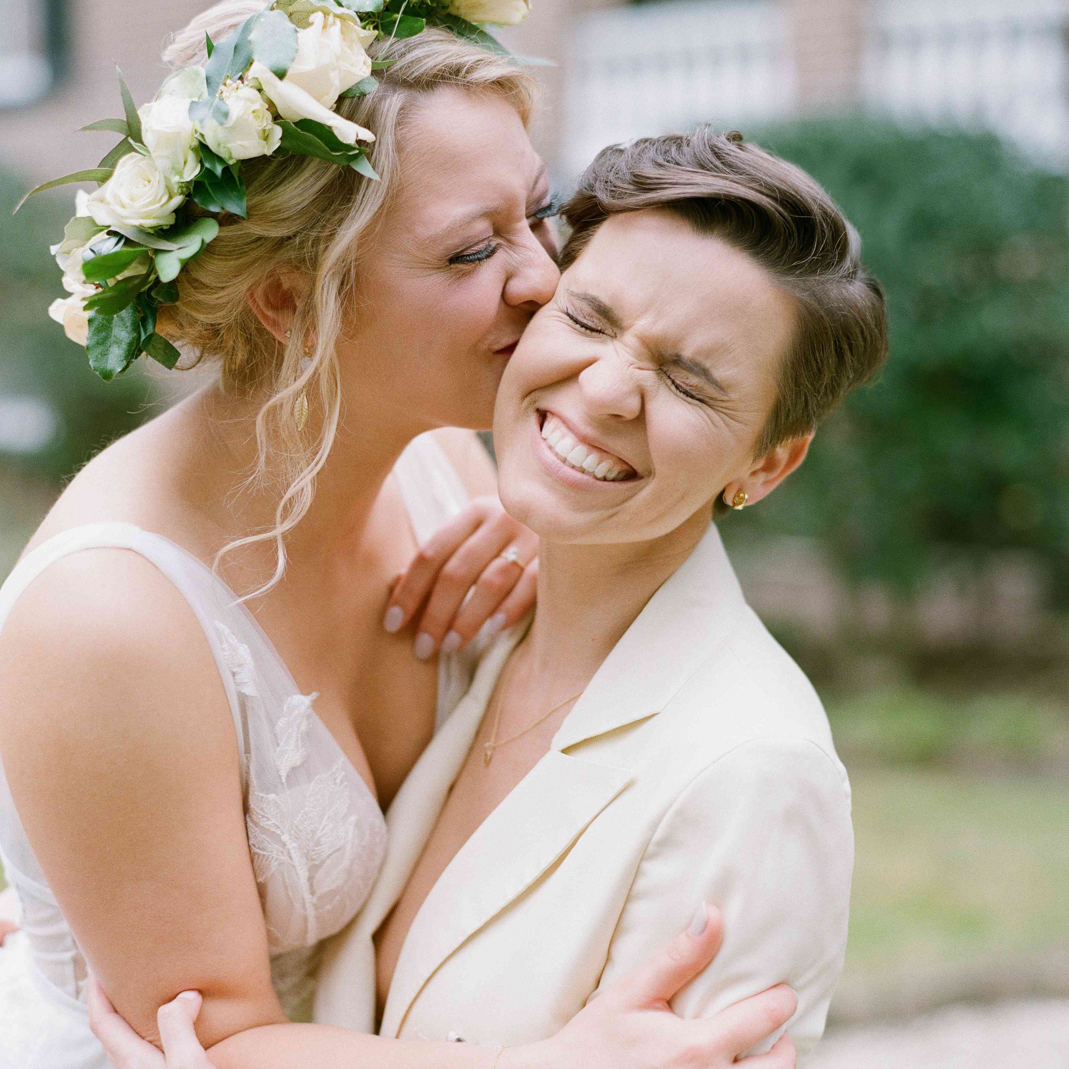 新娘亲吻妻子的脸颊