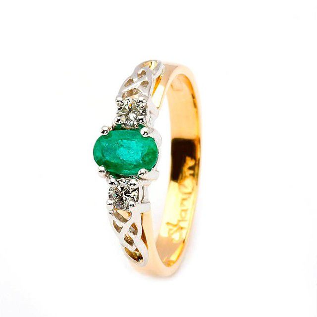 金凯尔特结乐队与绿色中心石头