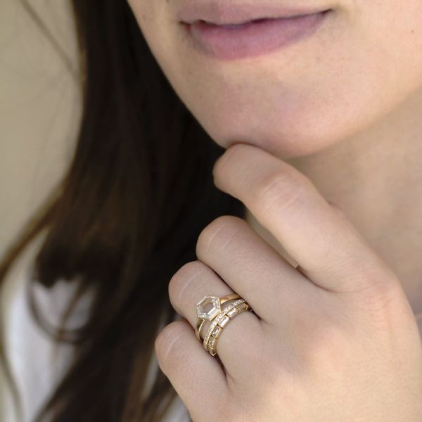 模特穿着六边形切割钻石订婚戒指与结婚戒指ld乐动官网