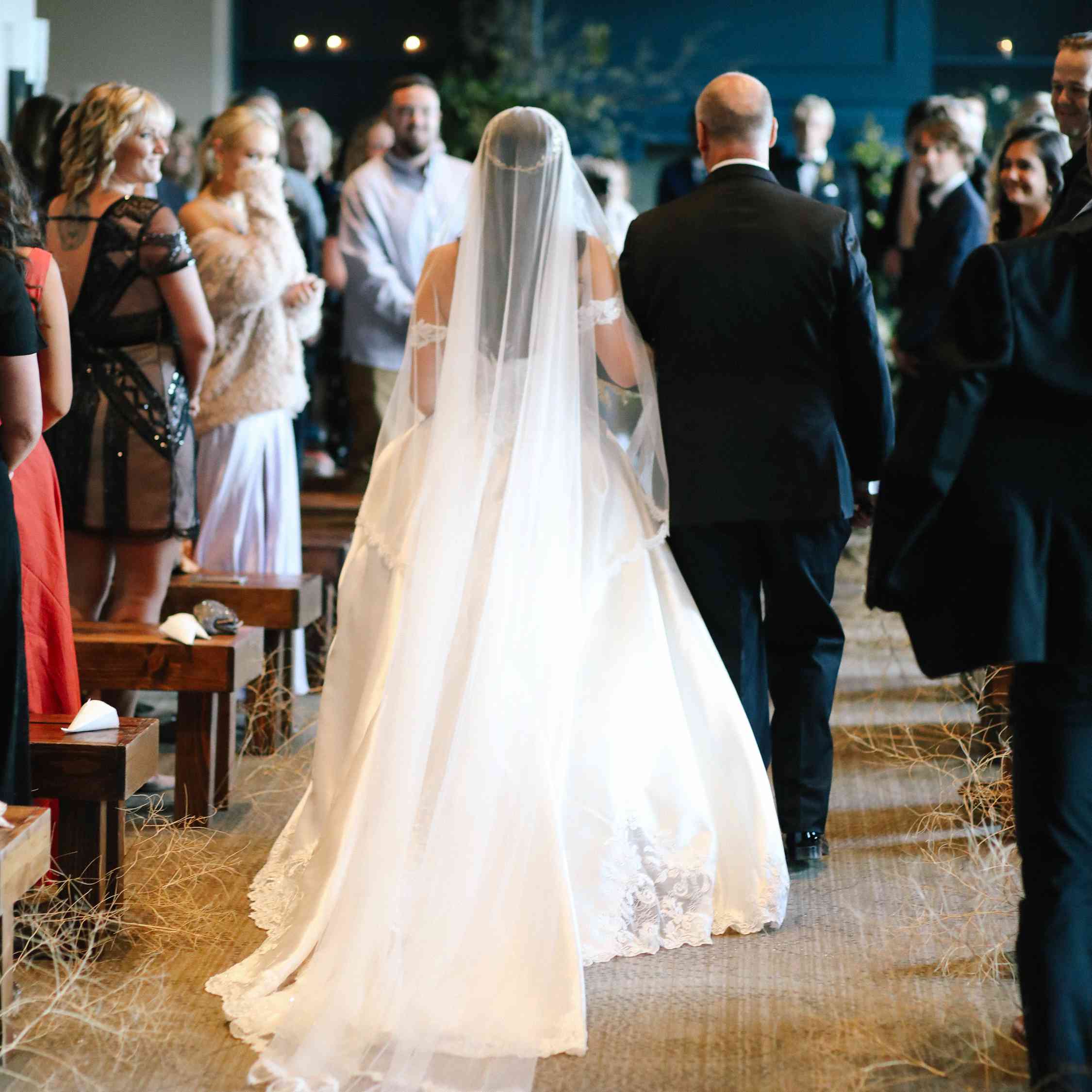 萨凡纳和瑞克的婚礼，新娘走过红毯“class=