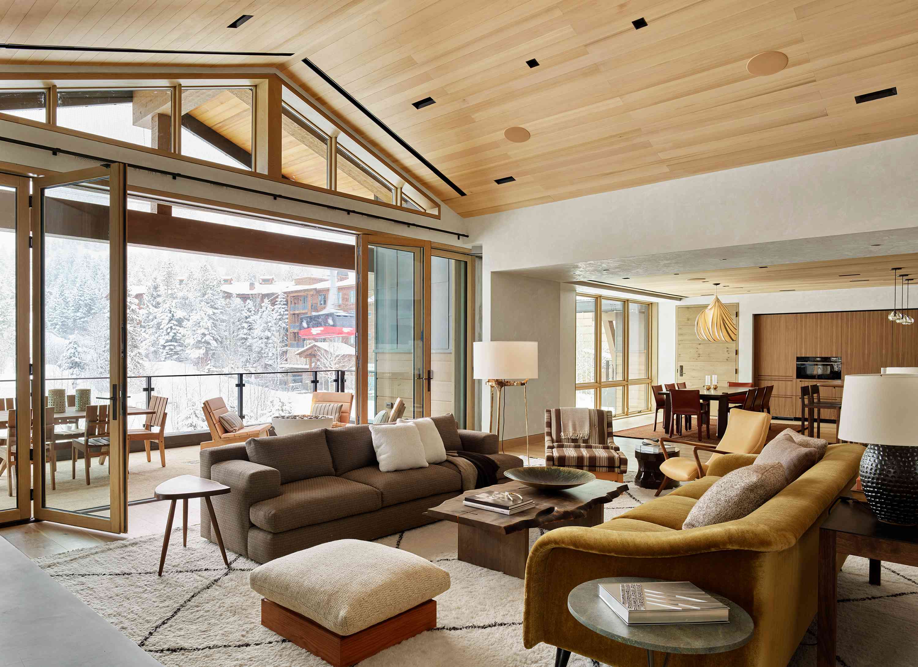 有雪景的破火山口房子