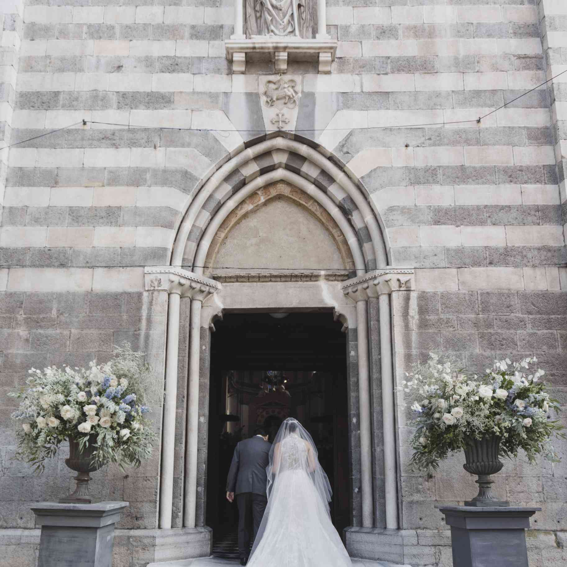 浪漫的科莫湖的婚礼，新娘和父亲进入教堂