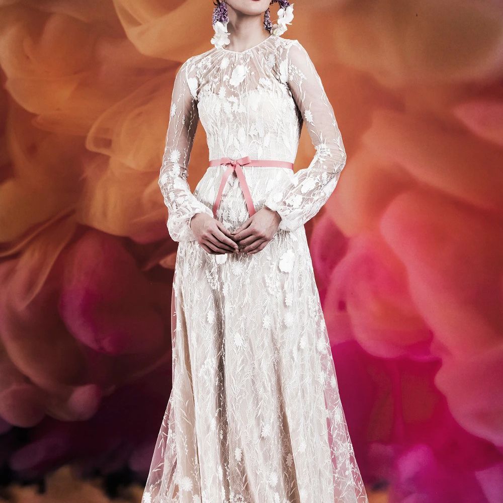 模特在长袖绣花长袍与蓬松的袖子