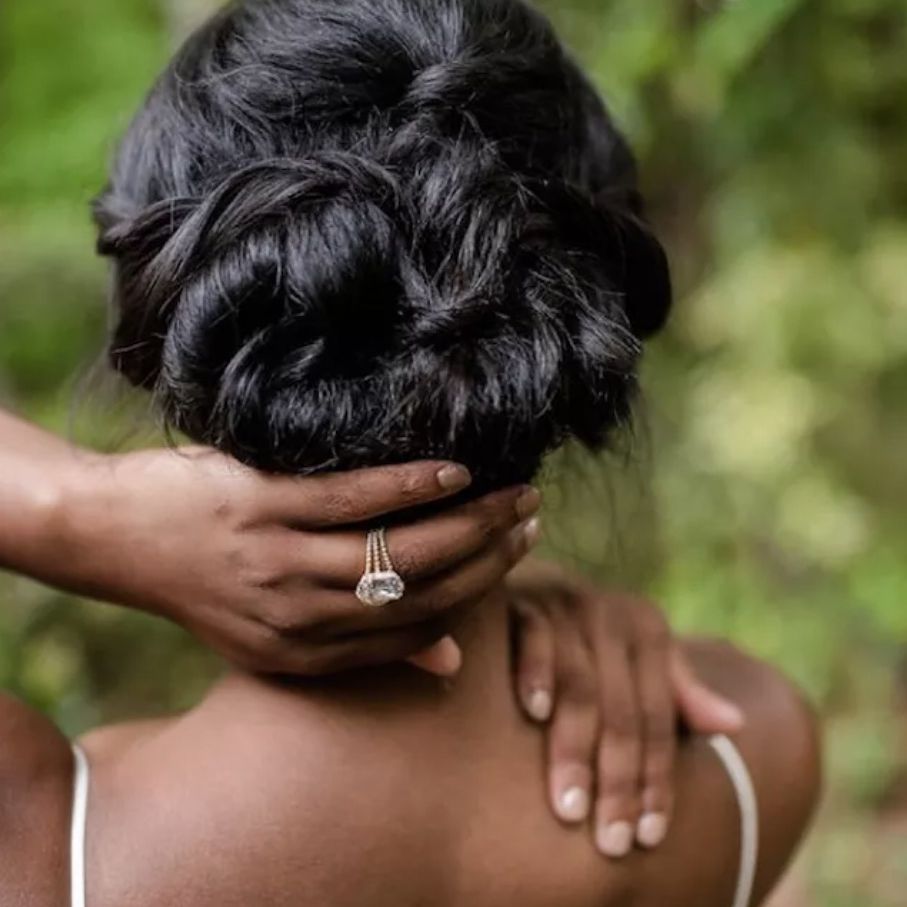 新娘炫耀戒指和高髻