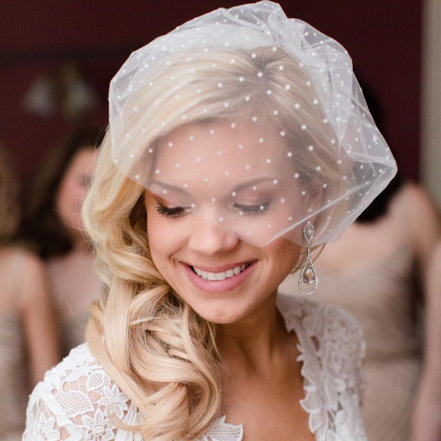 金发新娘戴着圆点面纱