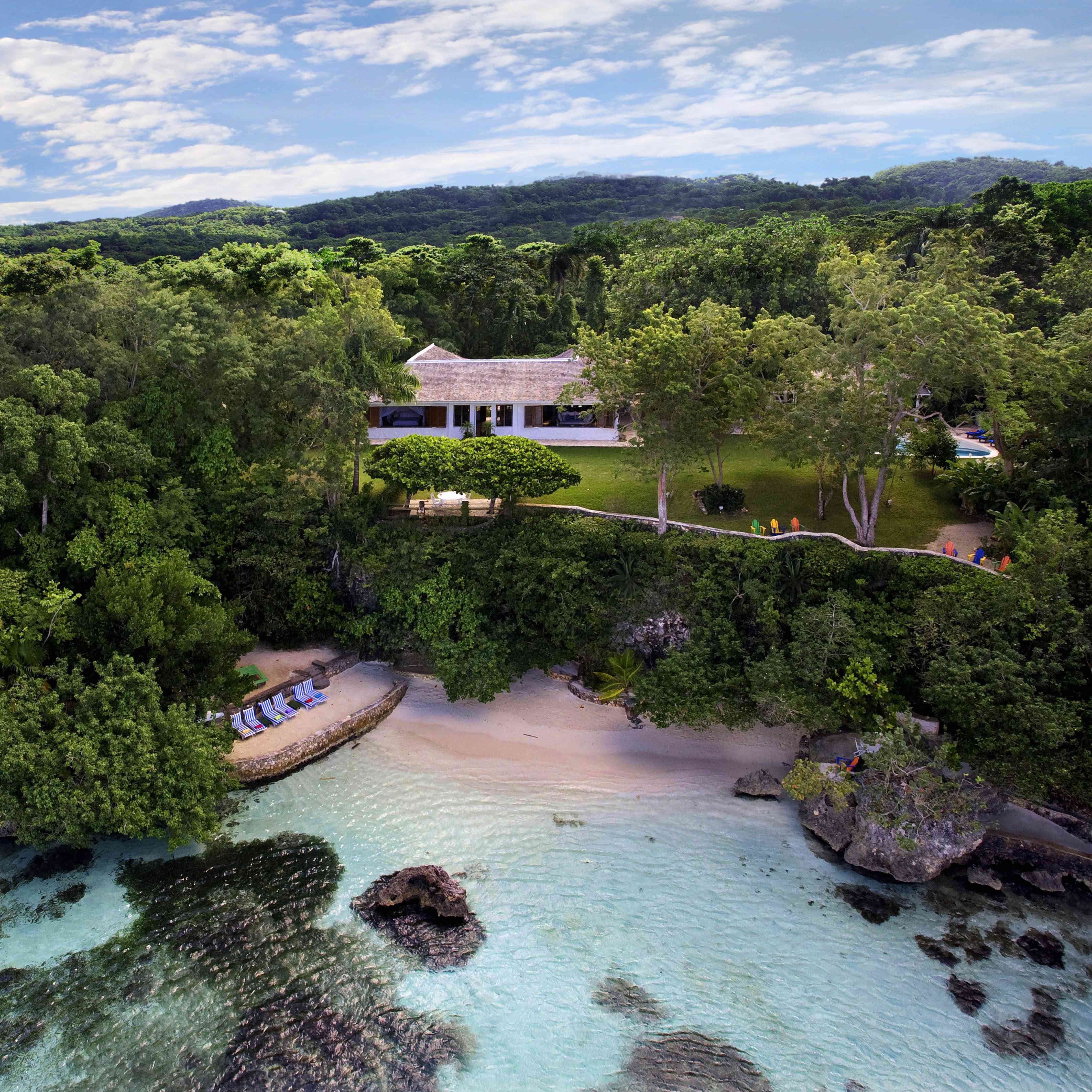 家在植被区与前面的水体