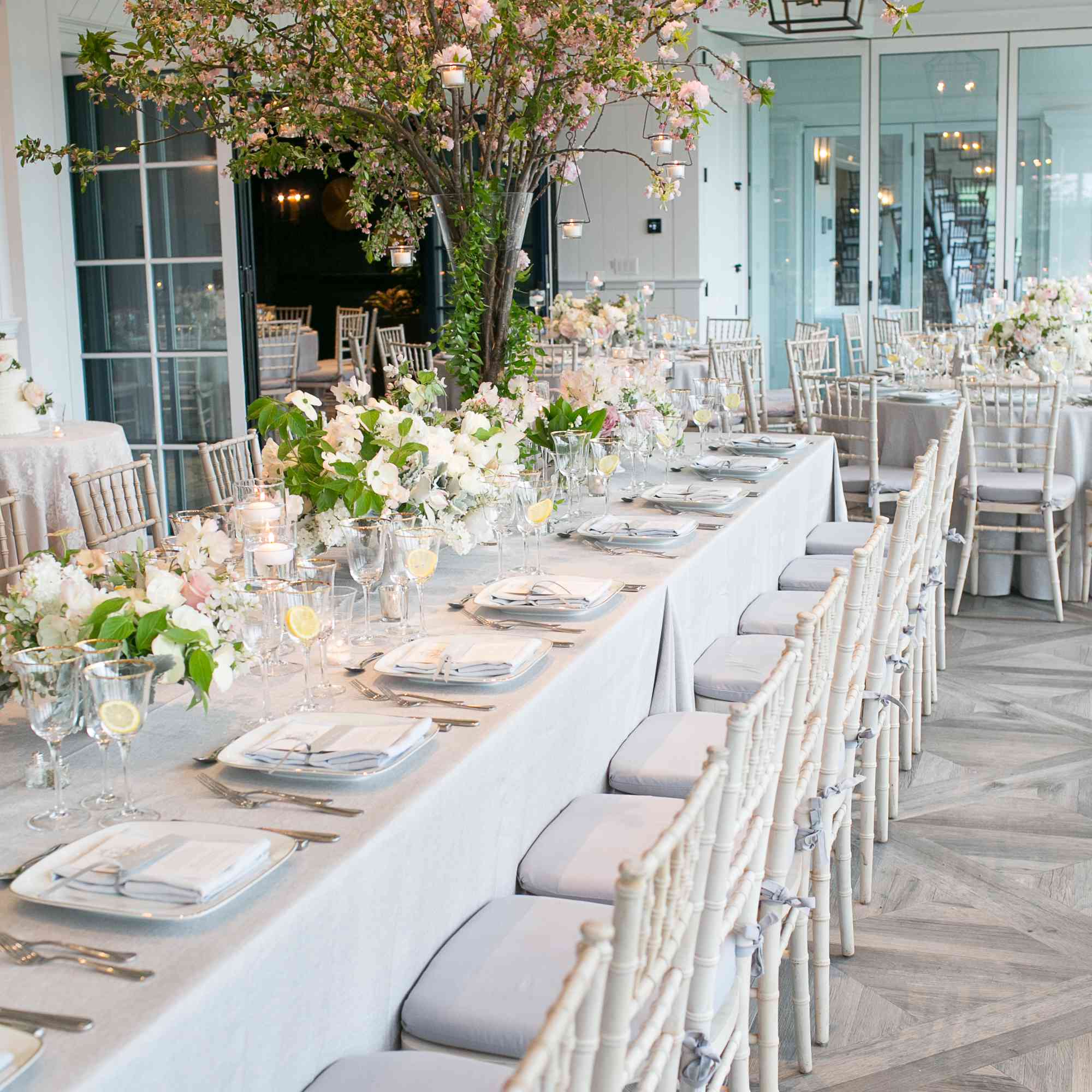 婚宴用白色和花饰布置