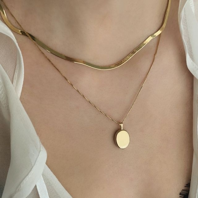 Kinn工作室Maison黄金椭圆小盒项链从Kinn工作室”class=