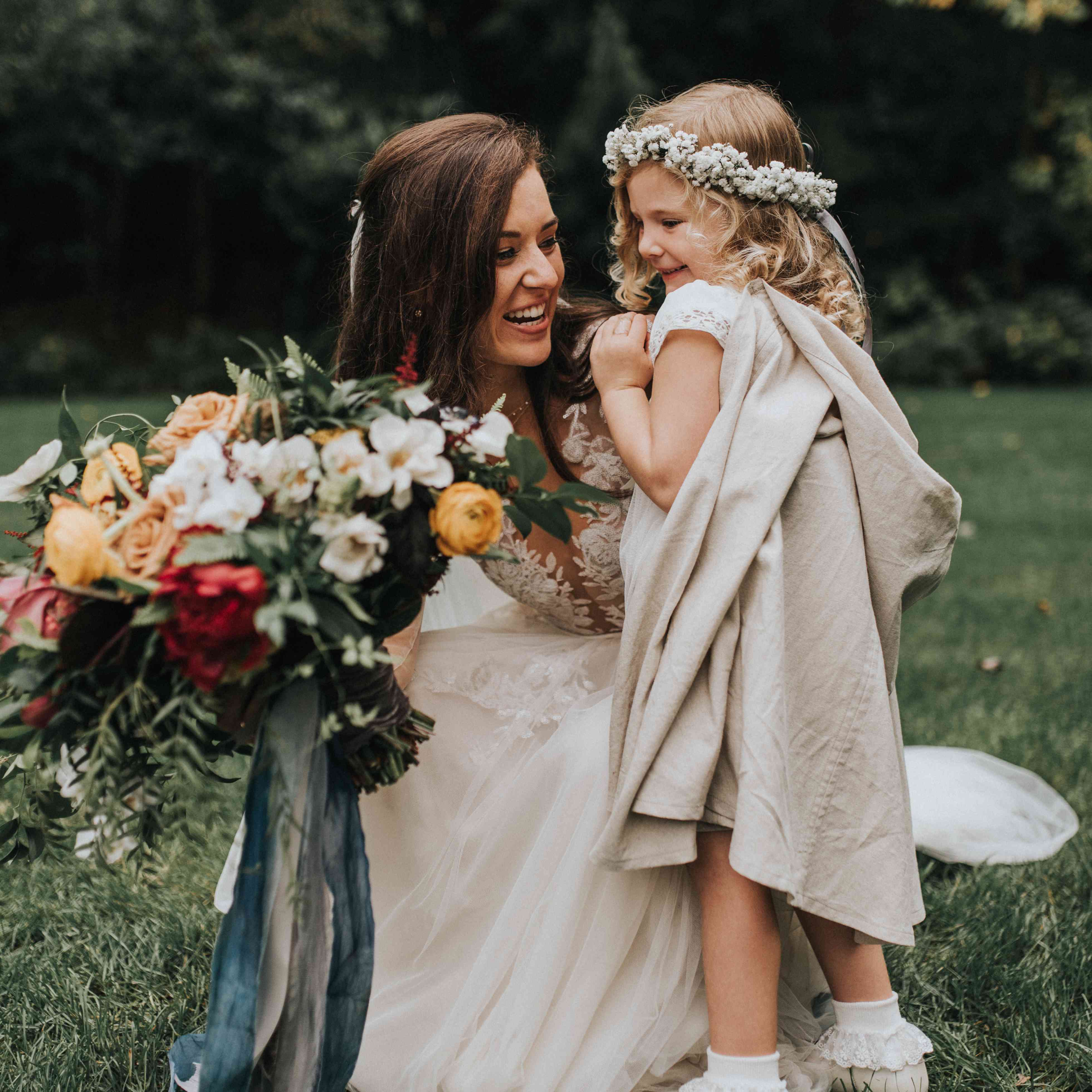 个性化密歇根州婚礼，有花女孩的新娘