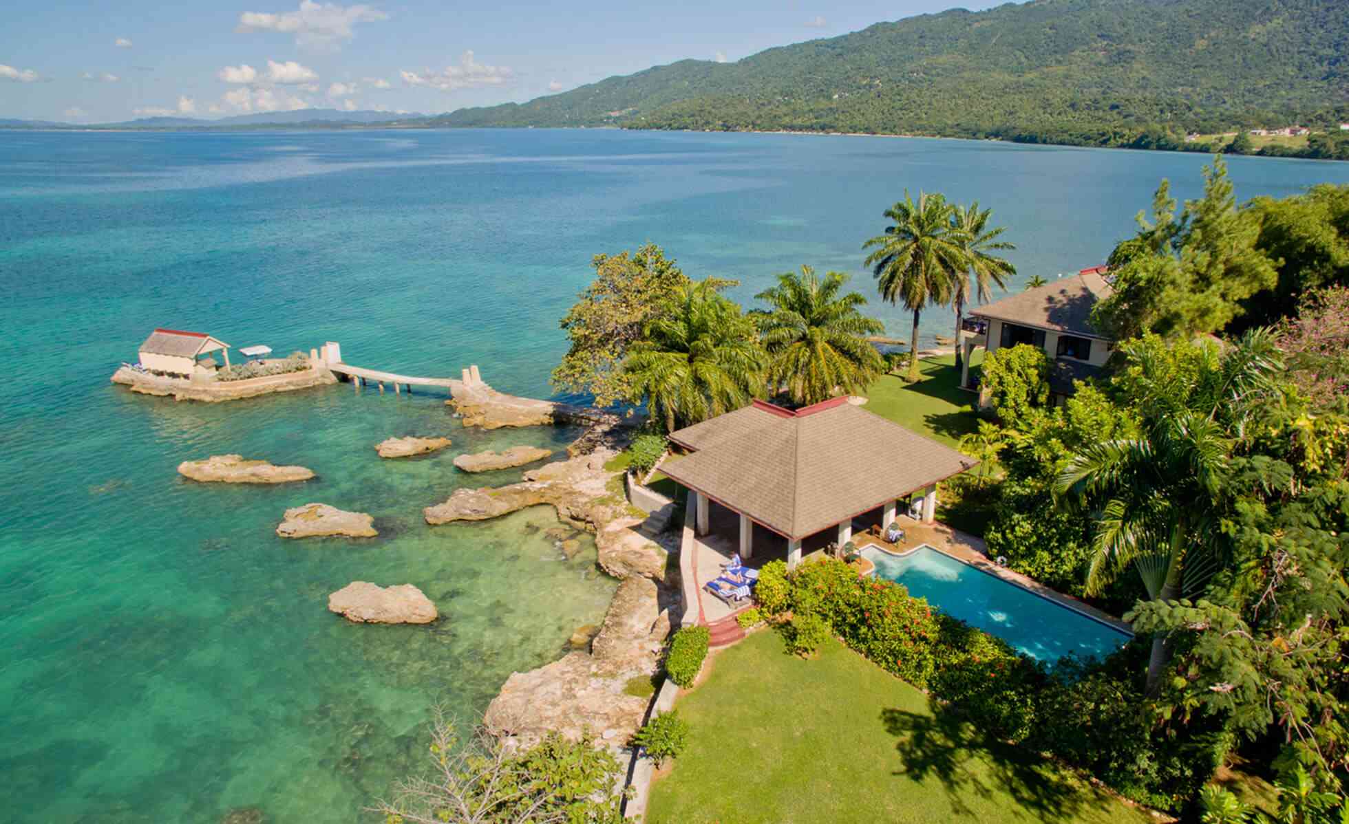 别墅鸟瞰图与私人海岛的在蓝色菲尔德海湾别墅在牙买加