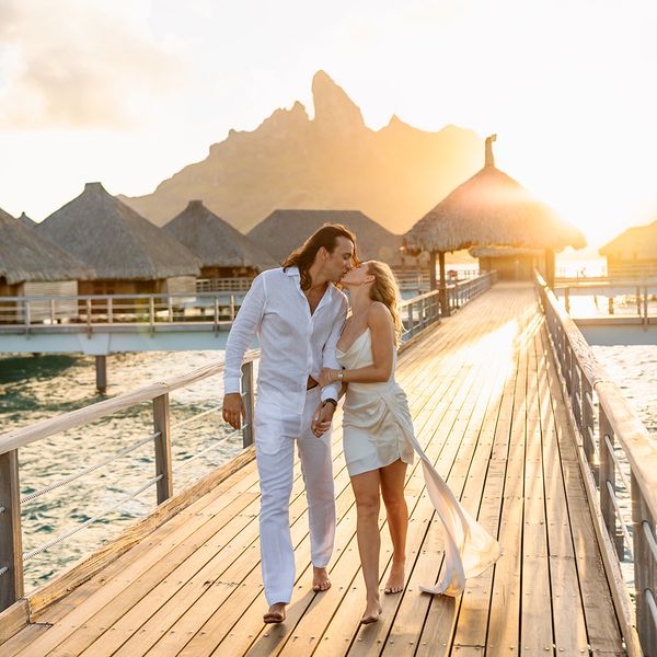 在日落前面的夫妇