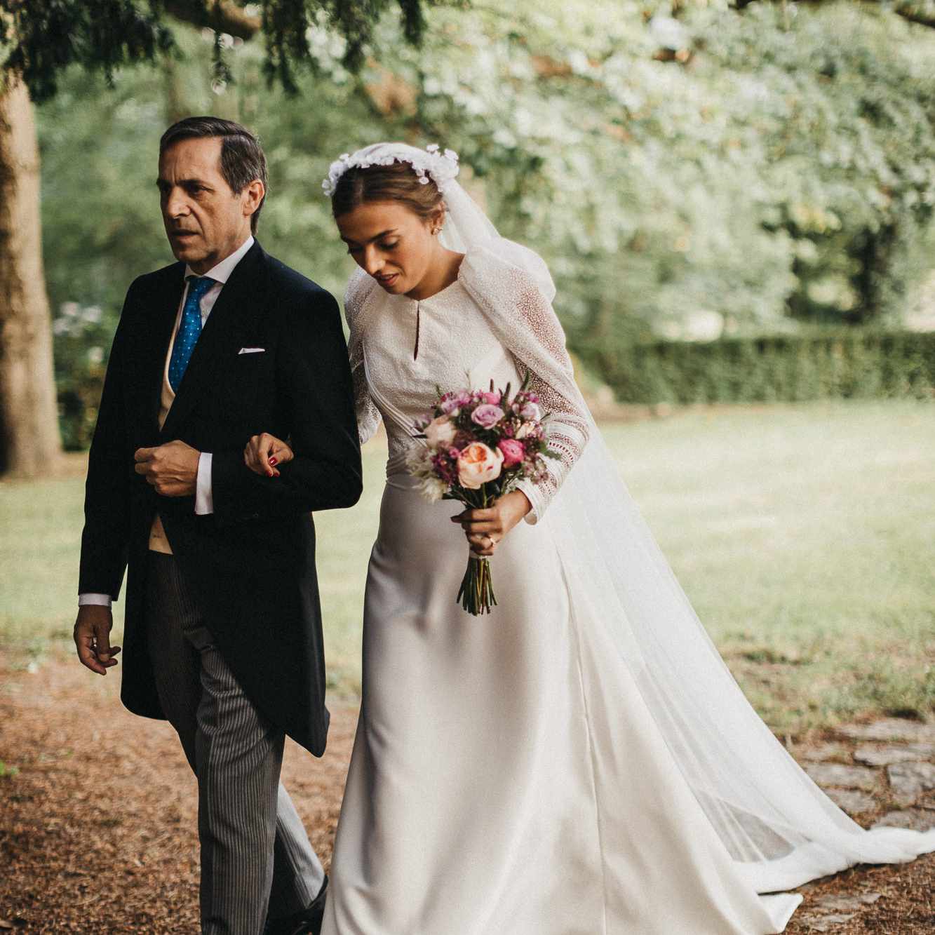 新娘和父亲散步