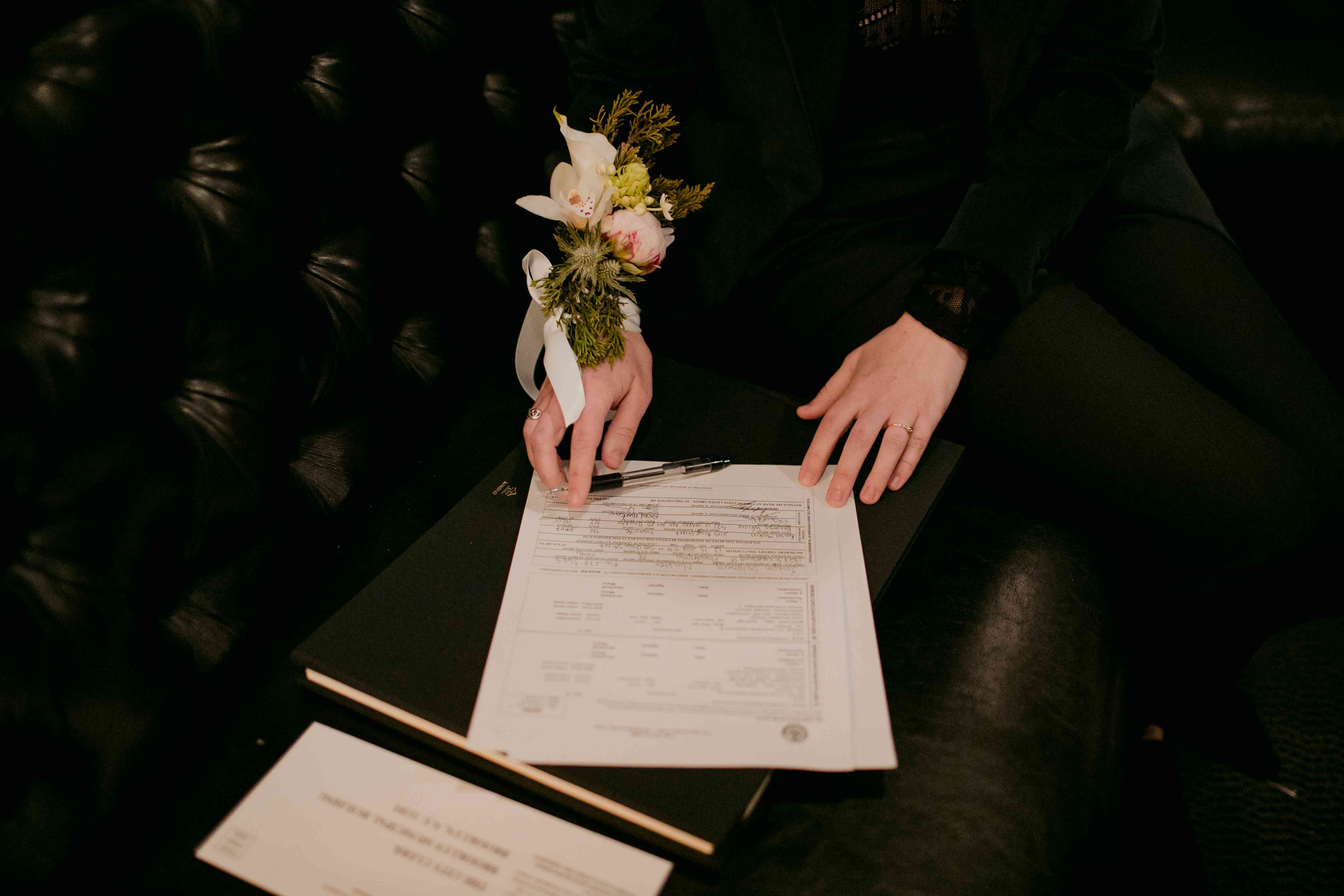 凯蒂签署她的婚姻文件“class=