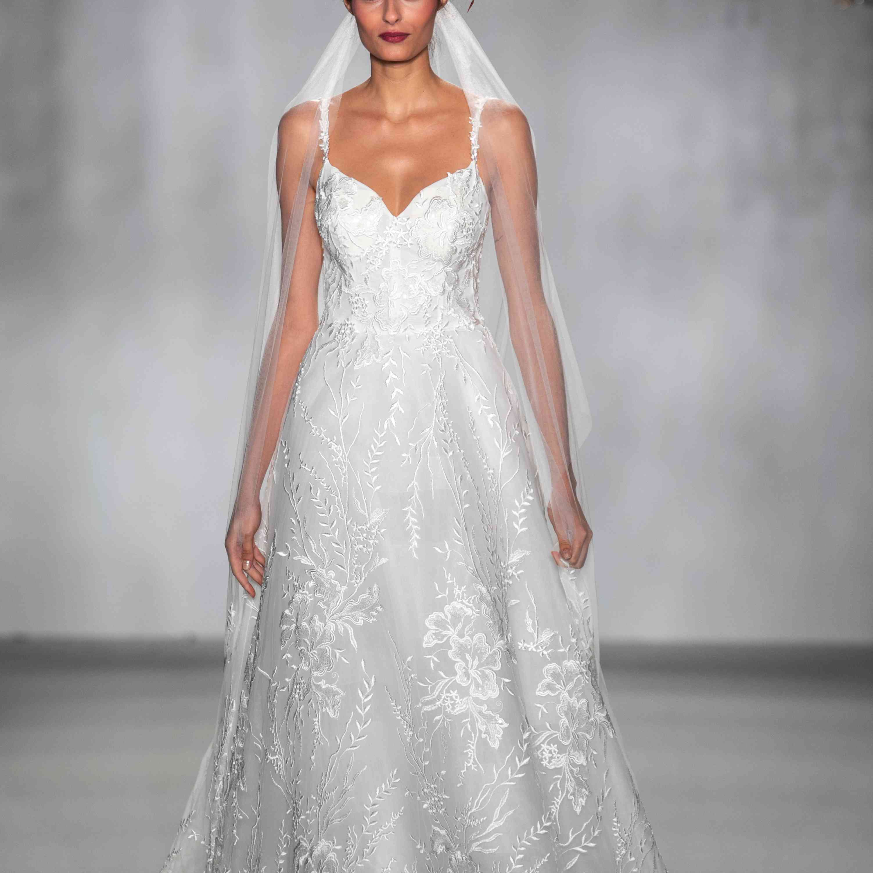 安妮·巴尔婚纱