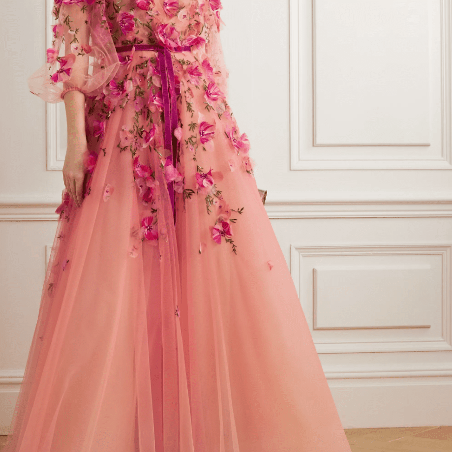 天鹅绒镶边的玛切萨薄纱礼服